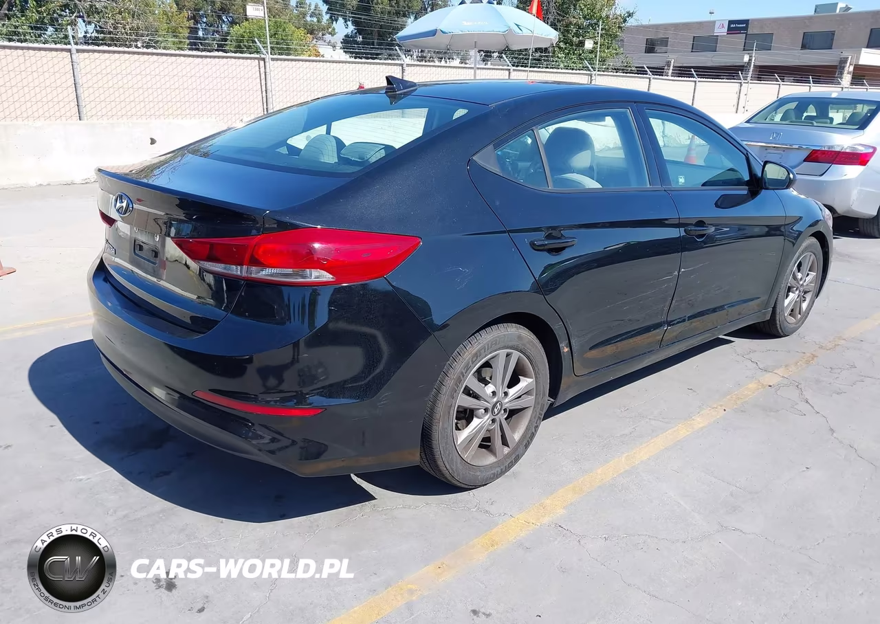 2018 Hyundai Elantra Sel VIN:5NPD84LF5JH220935 - 4