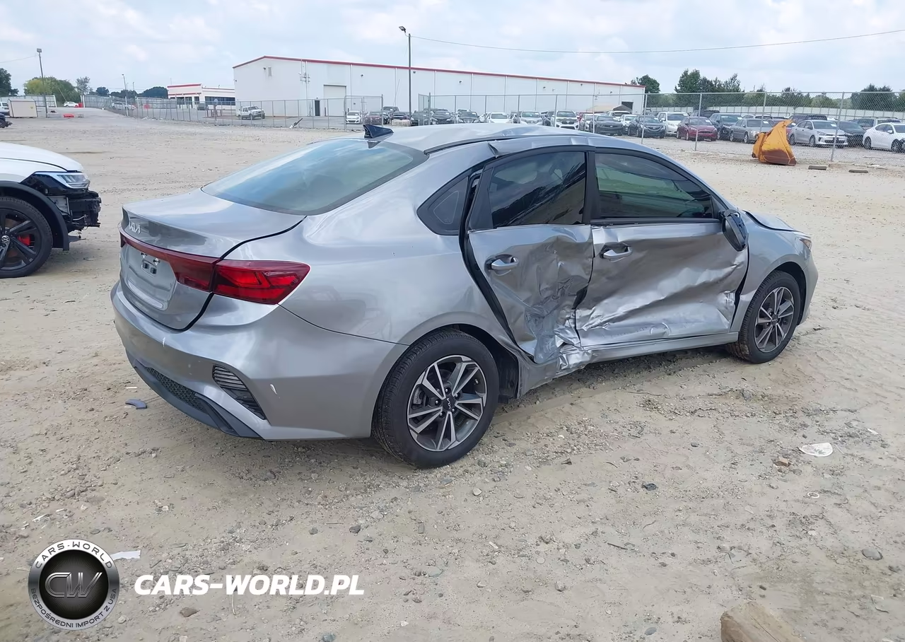 2023 Kia Forte Lxs VIN:3KPF24AD0PE604811 - 4