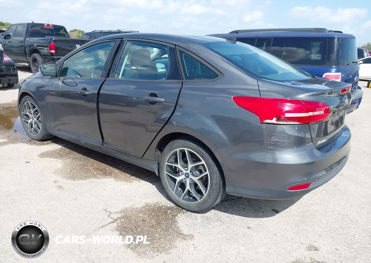 2017 Ford Focus Se VIN:1FADP3FE8HL309703 - 3