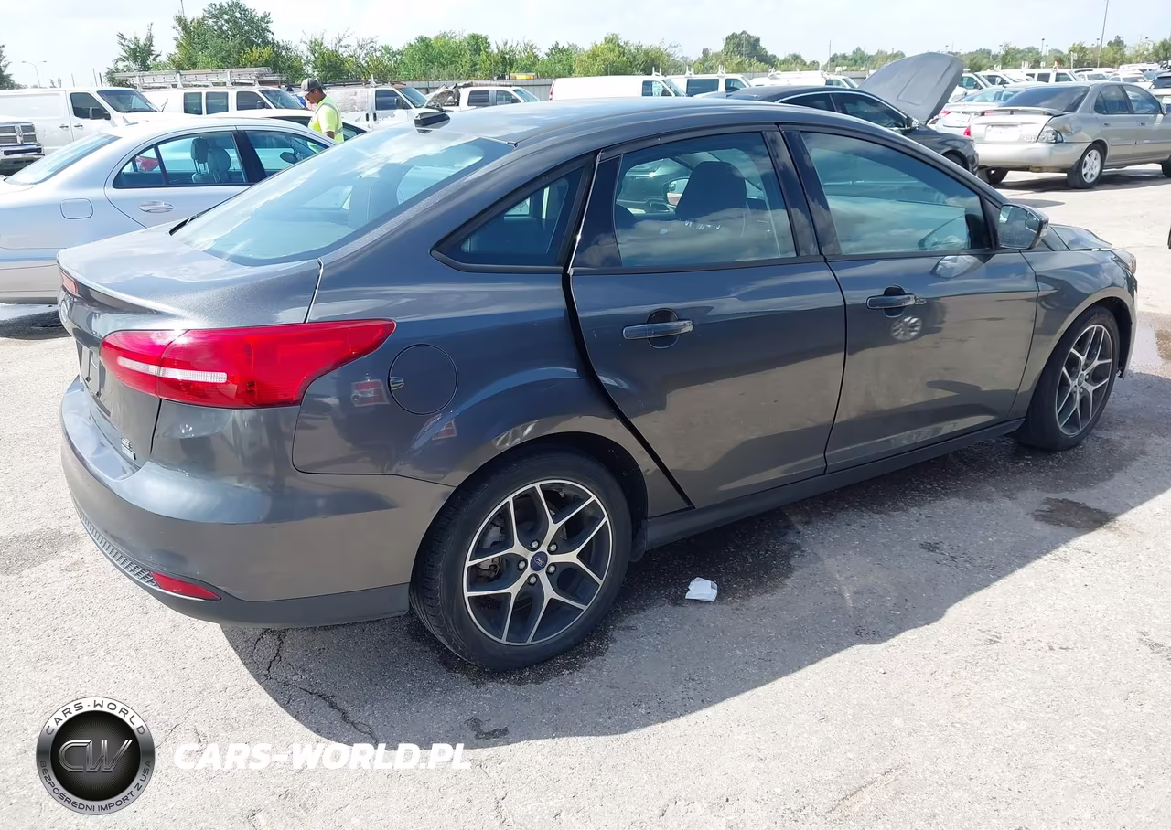2017 Ford Focus Se VIN:1FADP3FE8HL309703 - 4