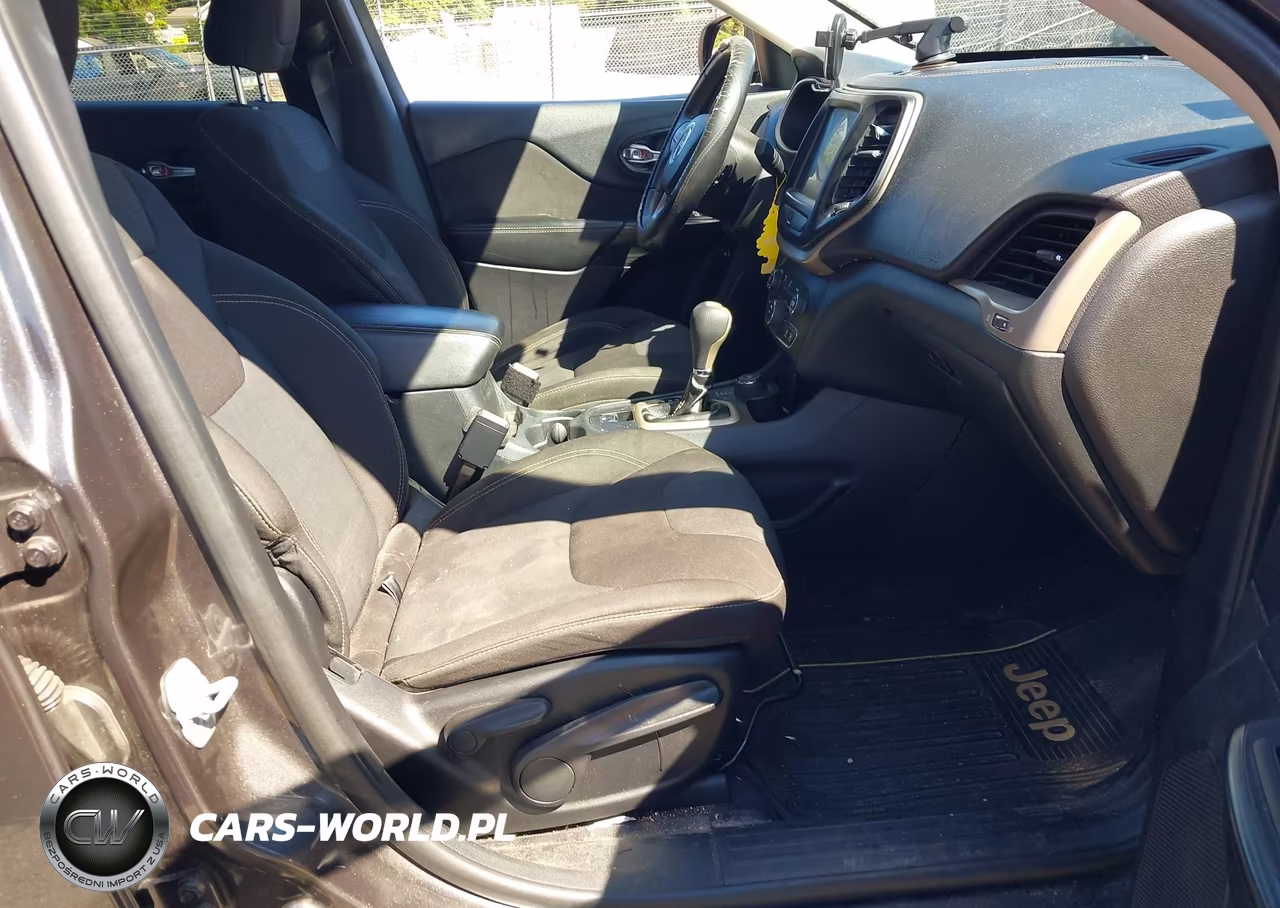 2016 Jeep Cherokee Latitude VIN:1C4PJMCB9GW182241 - 5