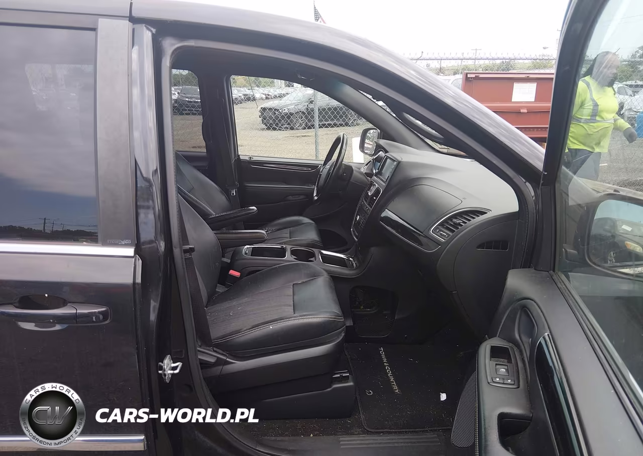 2014 Chrysler Town & Country S VIN:2C4RC1HG0ER132419 - 5
