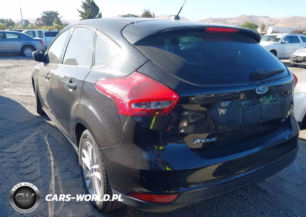 2018 Ford Focus Se VIN:1FADP3K21JL313593 - 3
