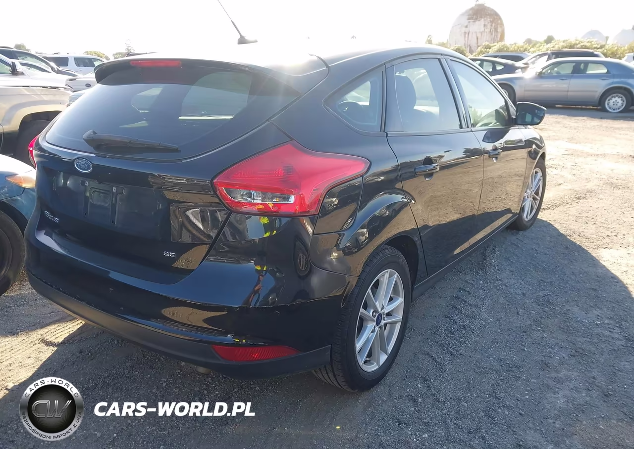 2018 Ford Focus Se VIN:1FADP3K21JL313593 - 4