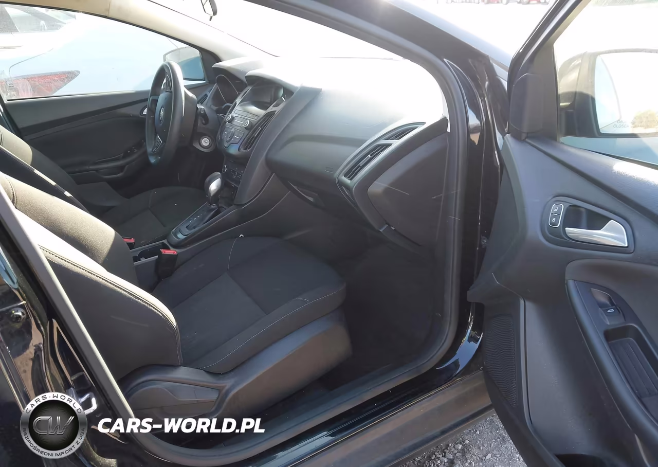 2018 Ford Focus Se VIN:1FADP3K21JL313593 - 5