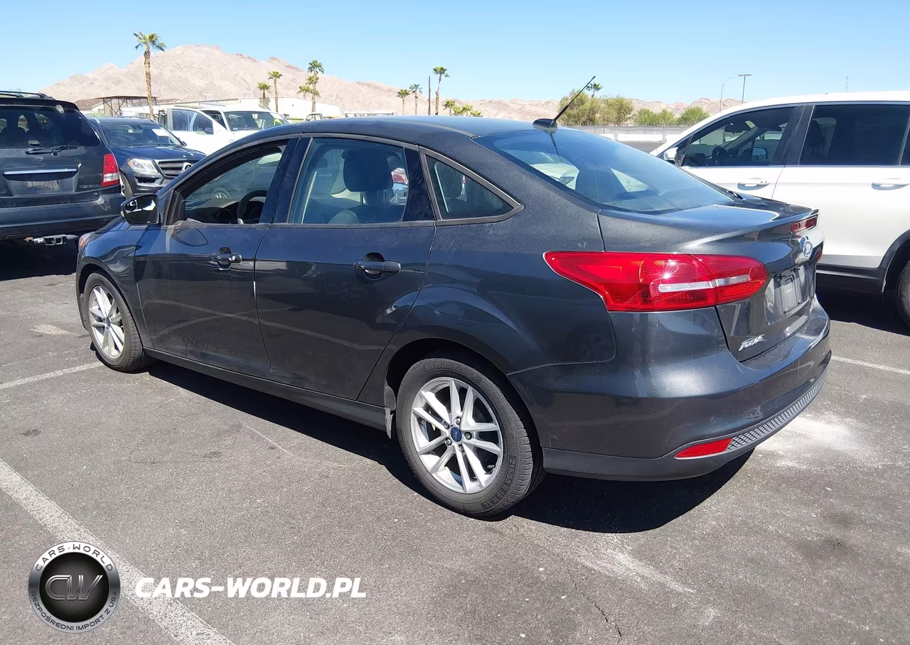 2016 Ford Focus Se VIN:1FADP3F26GL380192 - 3