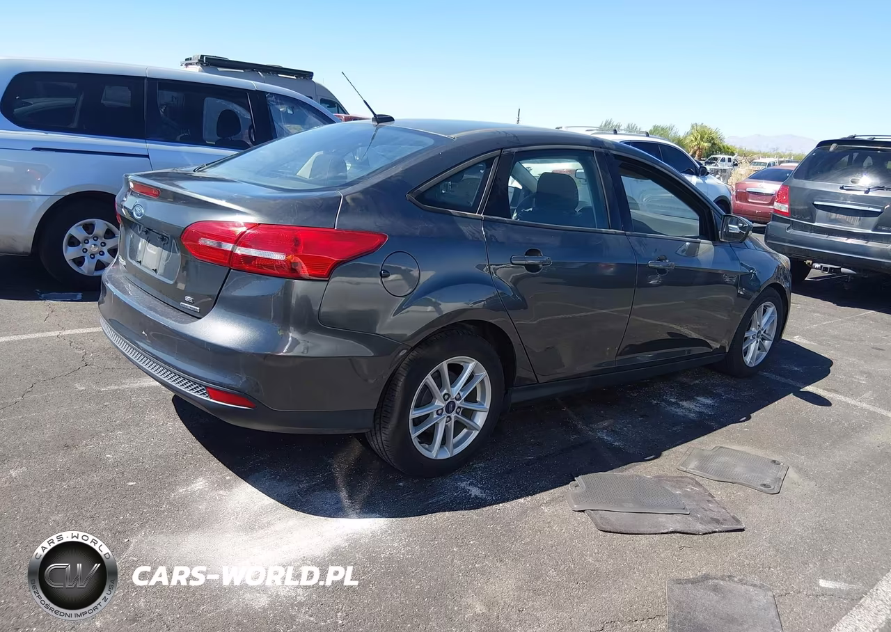 2016 Ford Focus Se VIN:1FADP3F26GL380192 - 4