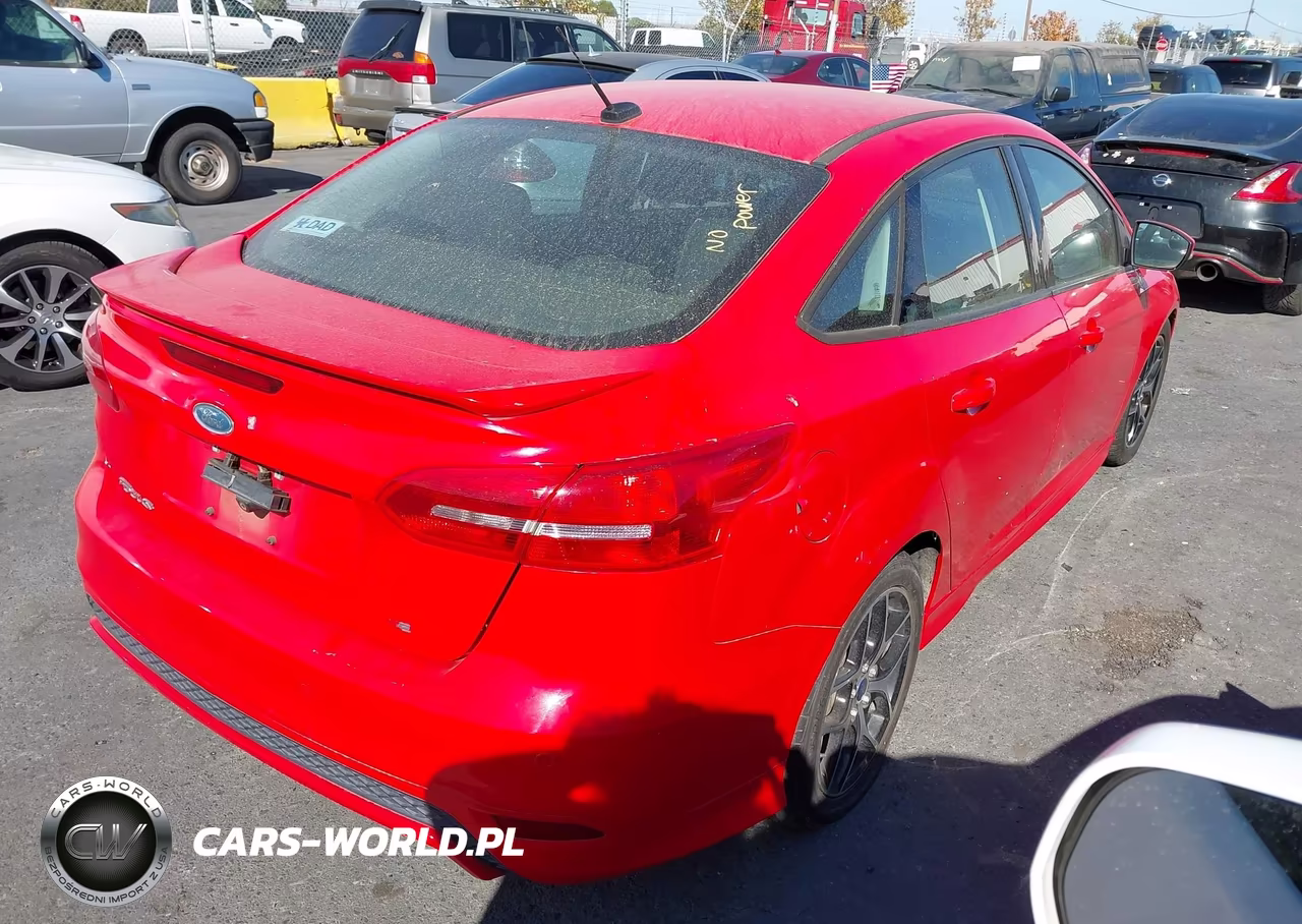 2015 Ford Focus Se VIN:1FADP3F23FL324404 - 4