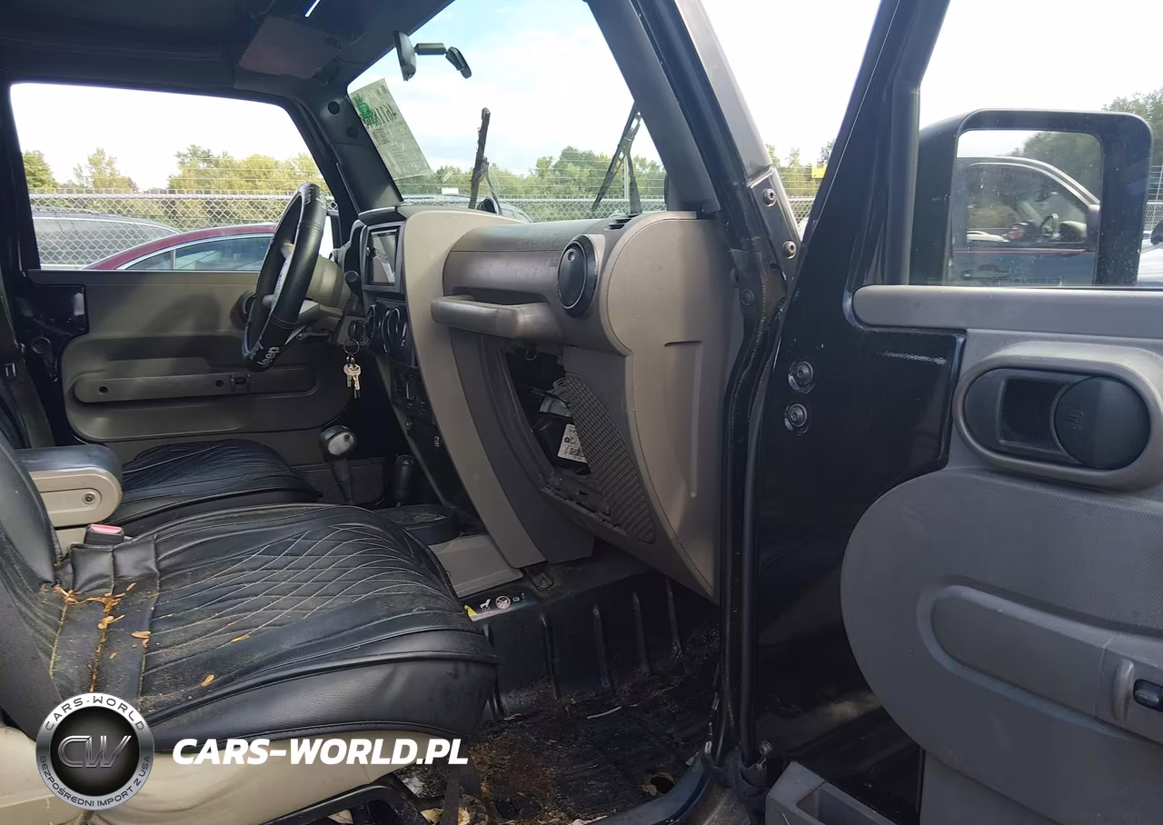 2008 Jeep Wrangler Unlimited Sahara VIN:1J4GA59168L600823 - 5