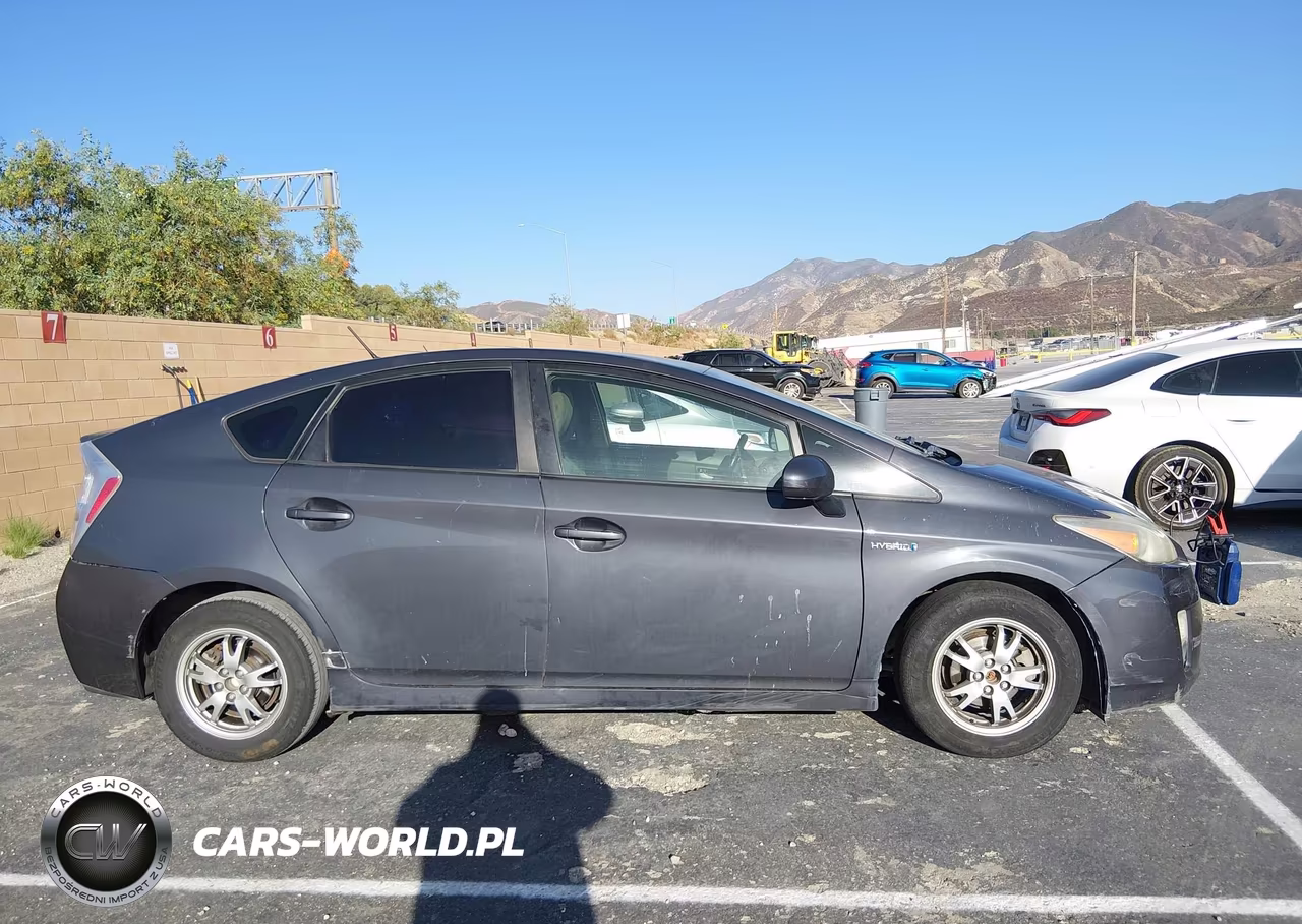 2011 Toyota Prius Two VIN:JTDKN3DU1B0324392 - 13