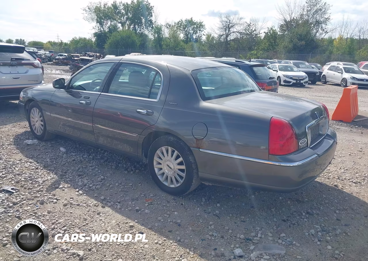 2004 Lincoln Town Car Signature VIN:1LNHM81W54Y669389 - 3