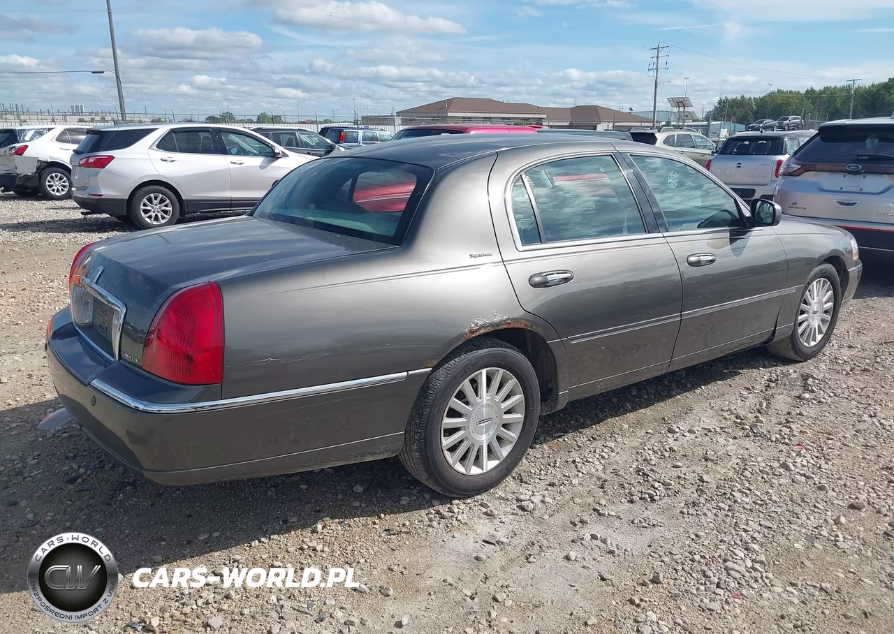 2004 Lincoln Town Car Signature VIN:1LNHM81W54Y669389 - 4