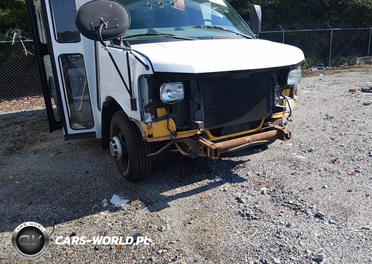 2005 Chevrolet Express Cutaway VIN:1GBHG31U951105885 - 14