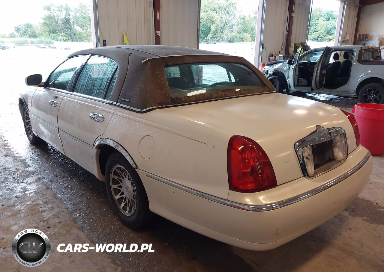 2002 Lincoln Town Car Signature VIN:1LNHM82W32Y604794 - 3