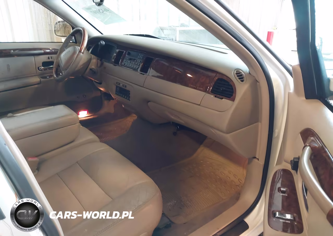 2002 Lincoln Town Car Signature VIN:1LNHM82W32Y604794 - 5