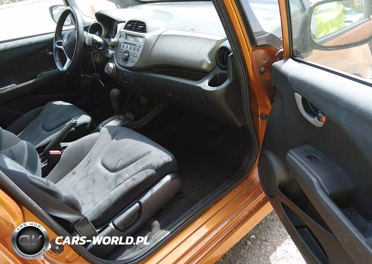 2010 Honda Fit Sport VIN:JHMGE8H48AS013590 - 5