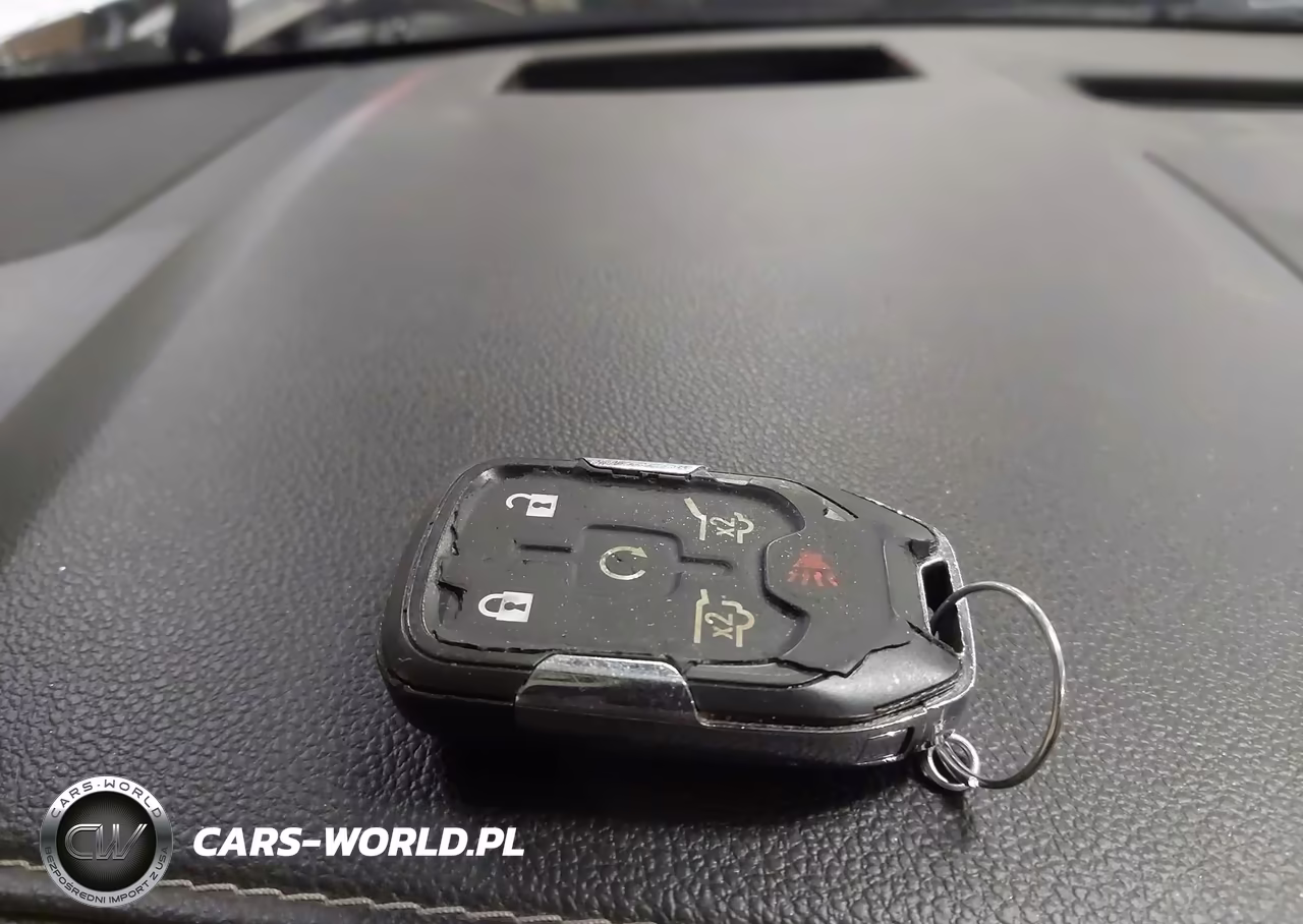 2018 Chevrolet Suburban Premier VIN:1GNSKJKC3JR194432 - 11