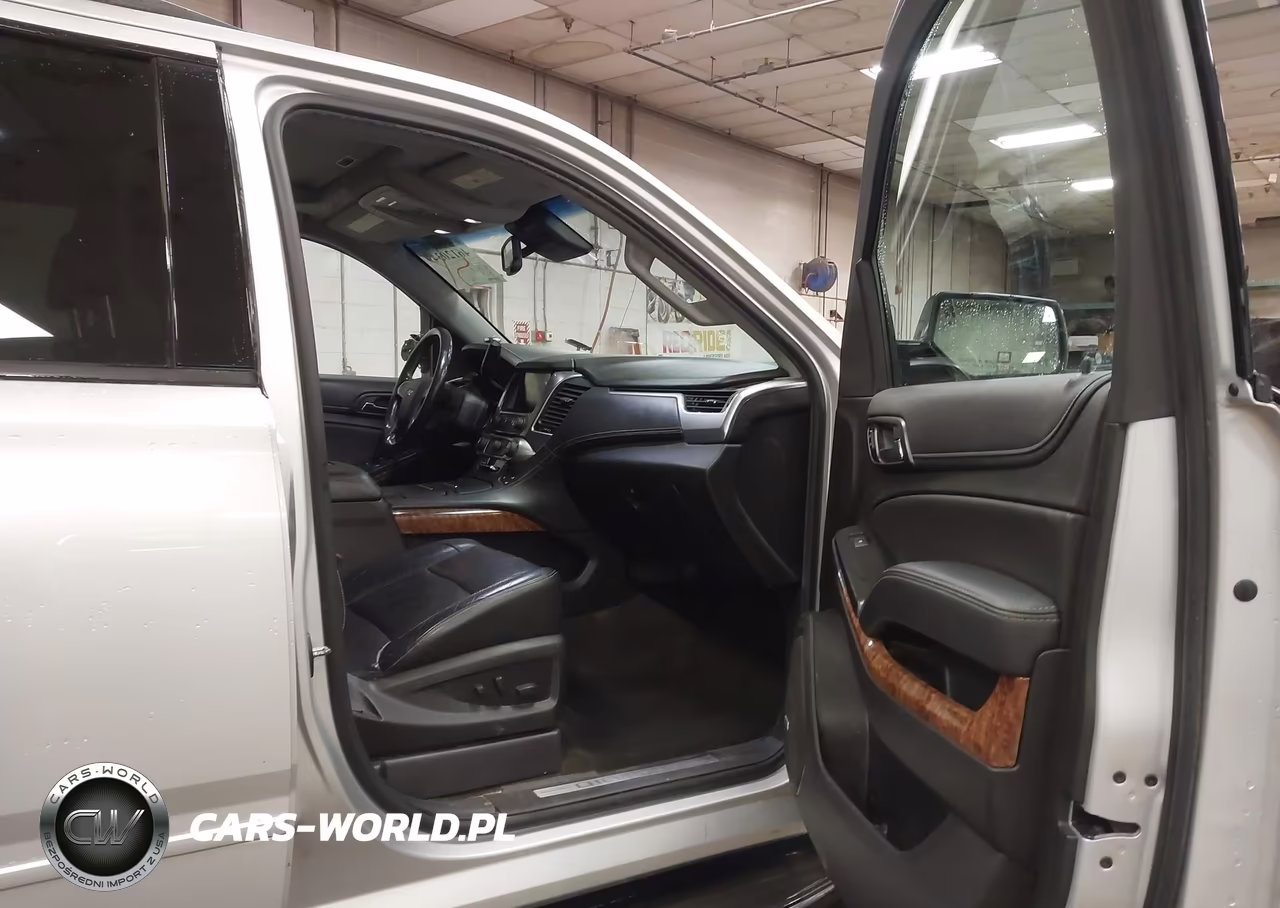 2018 Chevrolet Suburban Premier VIN:1GNSKJKC3JR194432 - 5