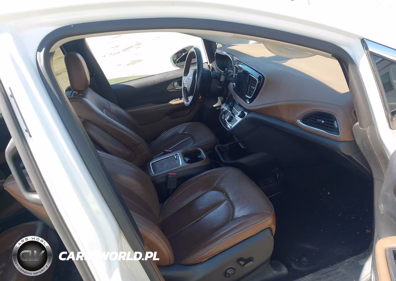 2019 Chrysler Pacifica Hybrid Limited VIN:2C4RC1N74KR526859 - 5