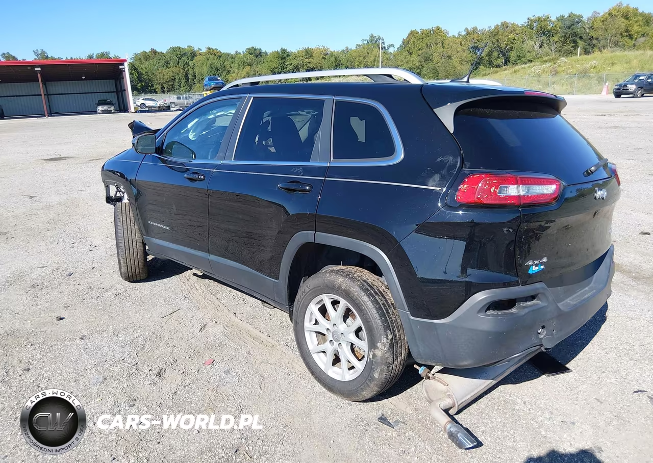2017 Jeep Cherokee Latitude 4X4 VIN:1C4PJMCB9HW660448 - 3