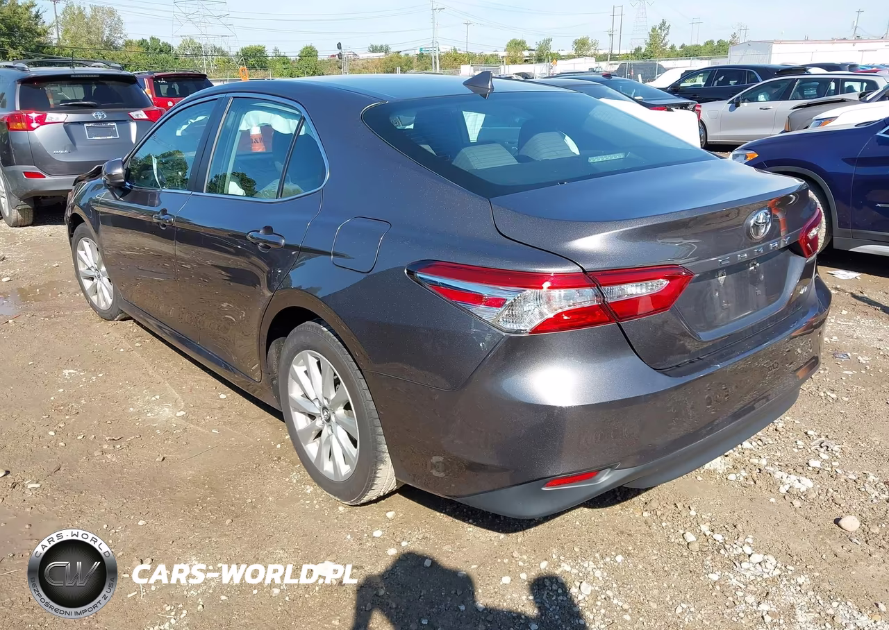 2020 Toyota Camry Le VIN:4T1C11AK3LU887988 - 3