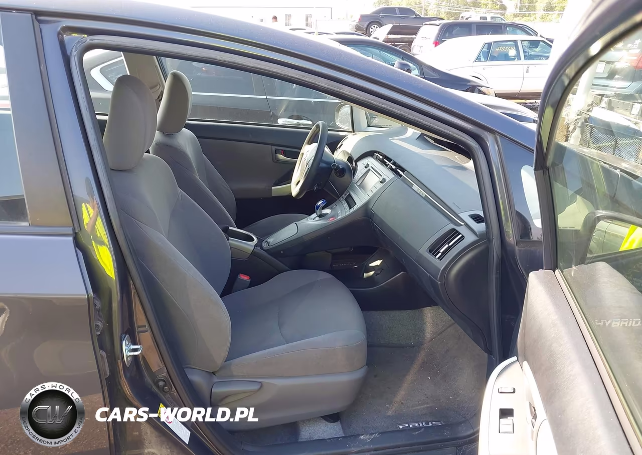 2014 Toyota Prius Two VIN:JTDKN3DU2E1751420 - 5