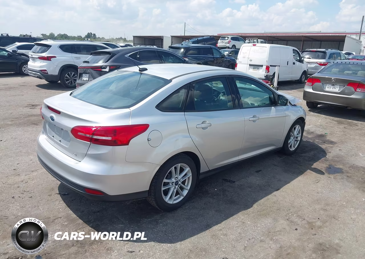 2017 Ford Focus Se VIN:1FADP3F29HL328587 - 4