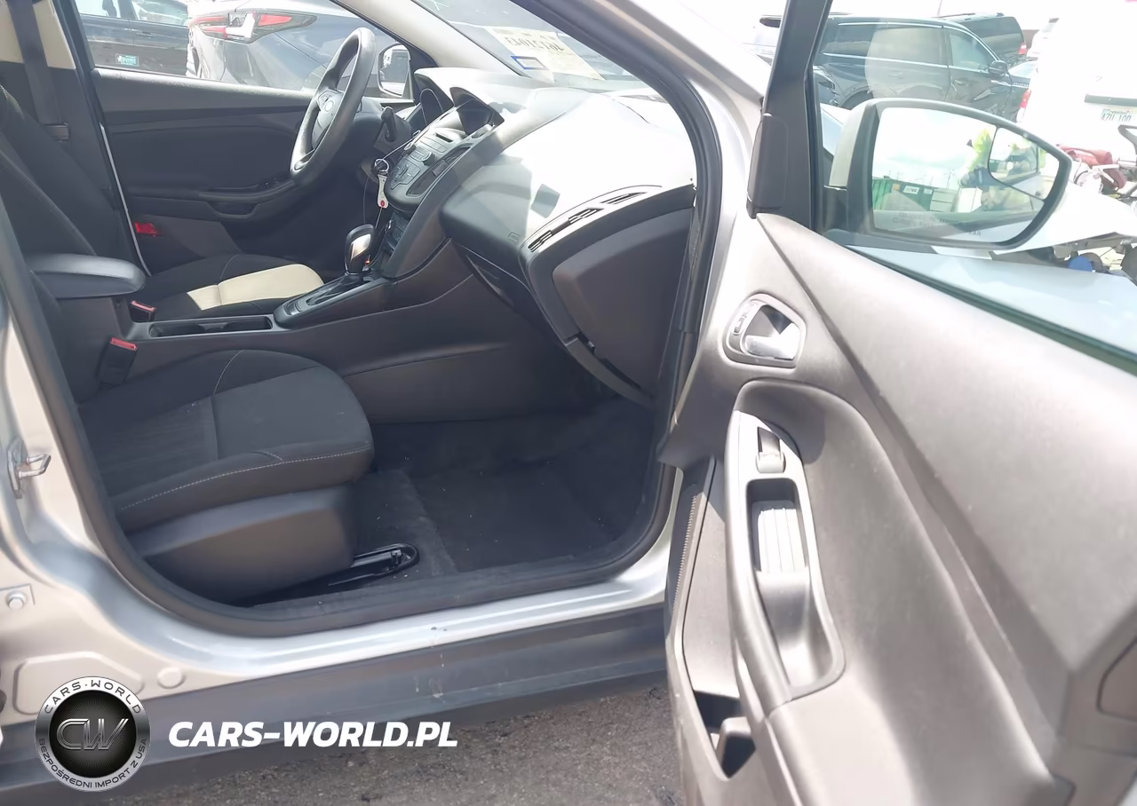 2017 Ford Focus Se VIN:1FADP3F29HL328587 - 5