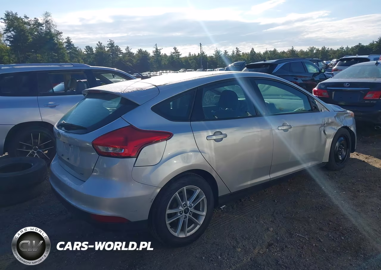 2017 Ford Focus Se VIN:1FADP3K21HL281058 - 4