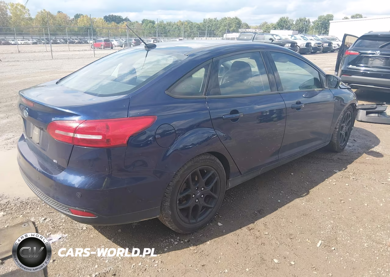 2016 Ford Focus Se VIN:1FADP3F21GL330073 - 4