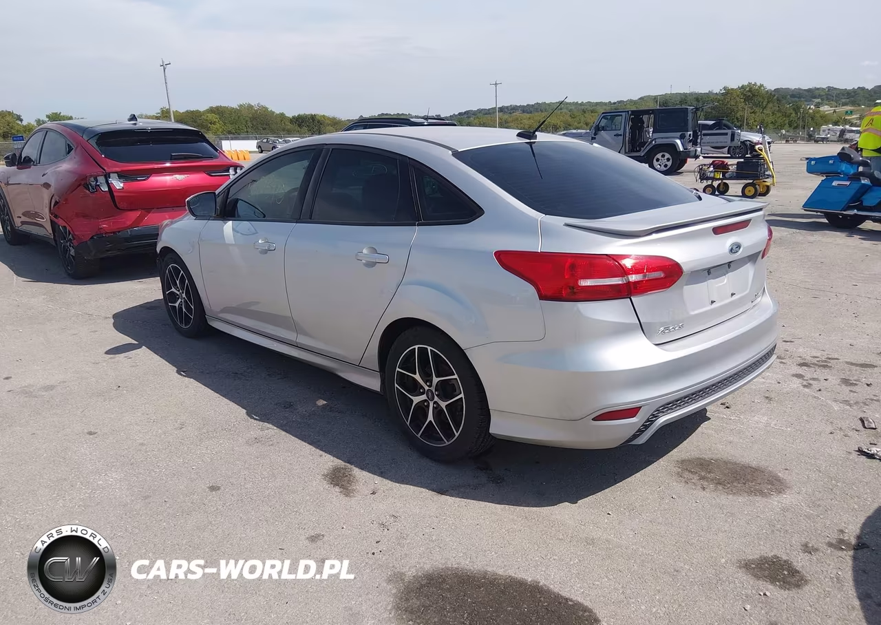 2015 Ford Focus Se VIN:1FADP3F22FL299401 - 3