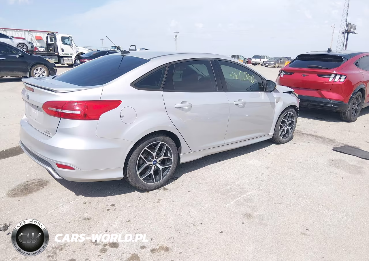 2015 Ford Focus Se VIN:1FADP3F22FL299401 - 4