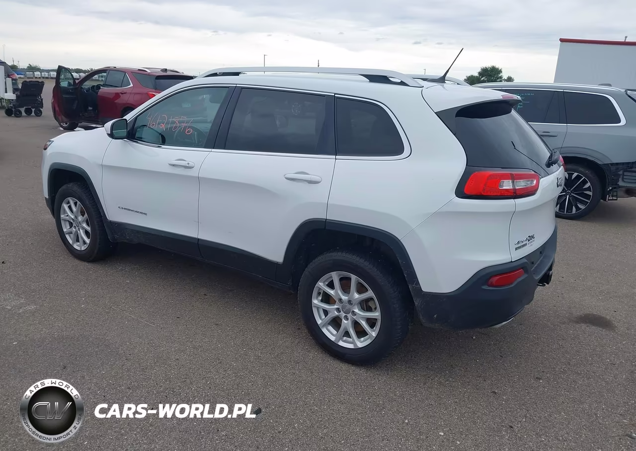 2015 Jeep Cherokee Latitude VIN:1C4PJMCSXFW631070 - 3