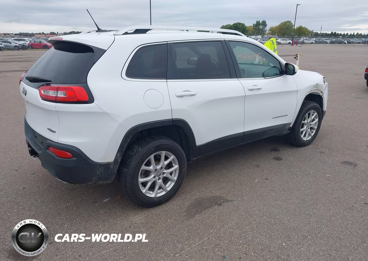 2015 Jeep Cherokee Latitude VIN:1C4PJMCSXFW631070 - 4