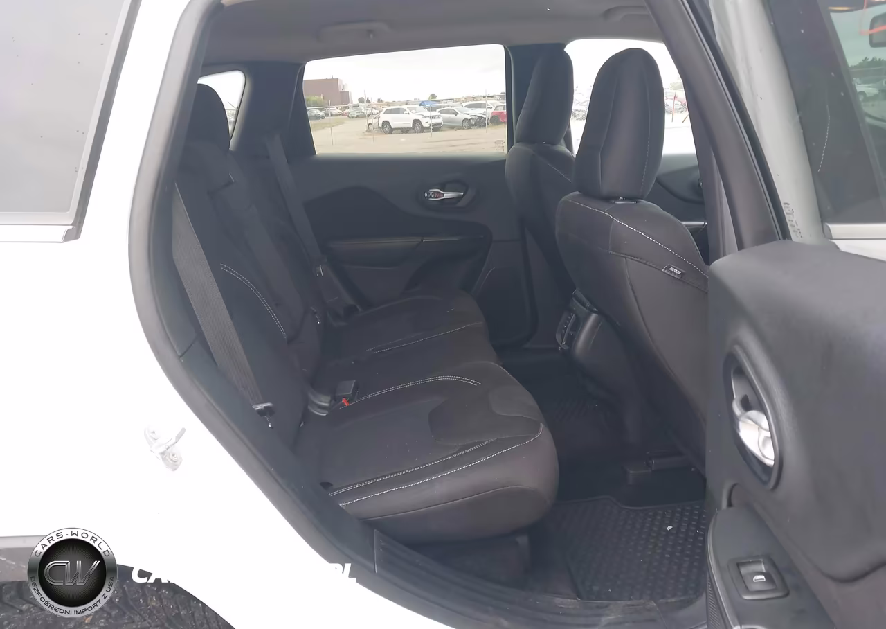 2015 Jeep Cherokee Latitude VIN:1C4PJMCSXFW631070 - 8