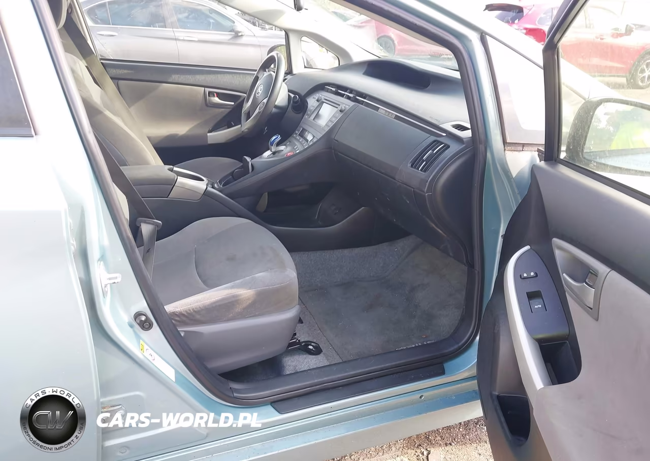 2013 Toyota Prius Two VIN:JTDKN3DU5D1676274 - 5