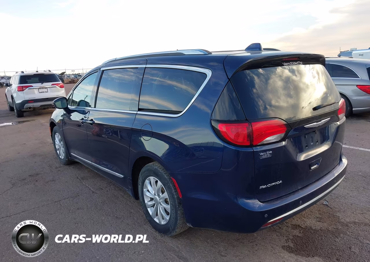 2018 Chrysler Pacifica Touring L VIN:2C4RC1BG1JR193166 - 3