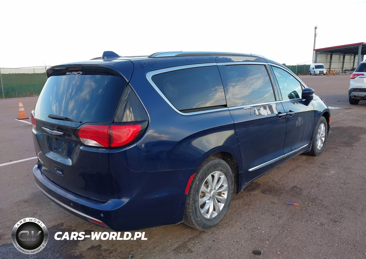 2018 Chrysler Pacifica Touring L VIN:2C4RC1BG1JR193166 - 4