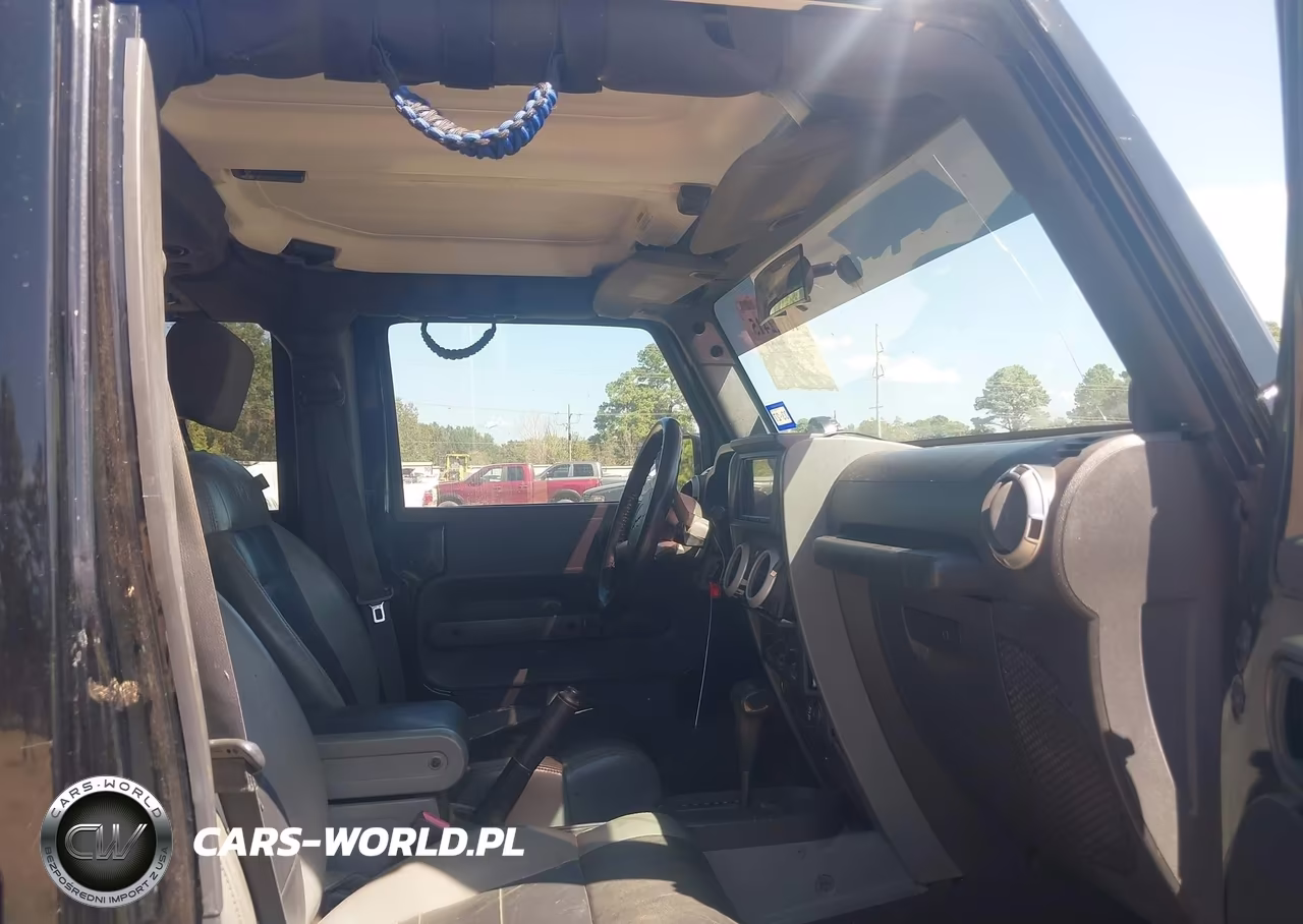 2010 Jeep Wrangler Unlimited Sahara VIN:1J4HB5H12AL200248 - 5