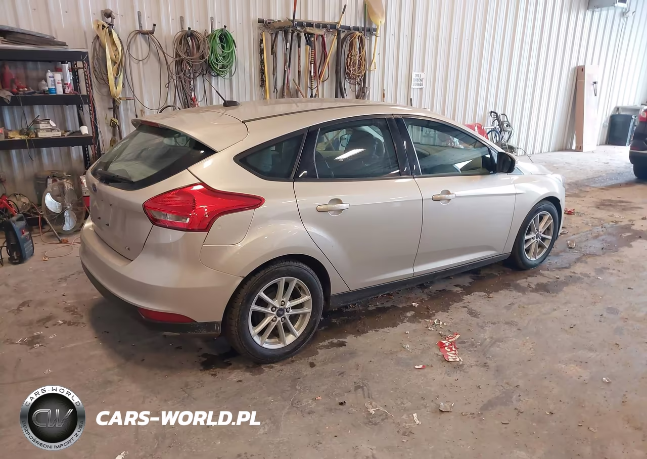 2017 Ford Focus Se VIN:1FADP3K20HL341153 - 4