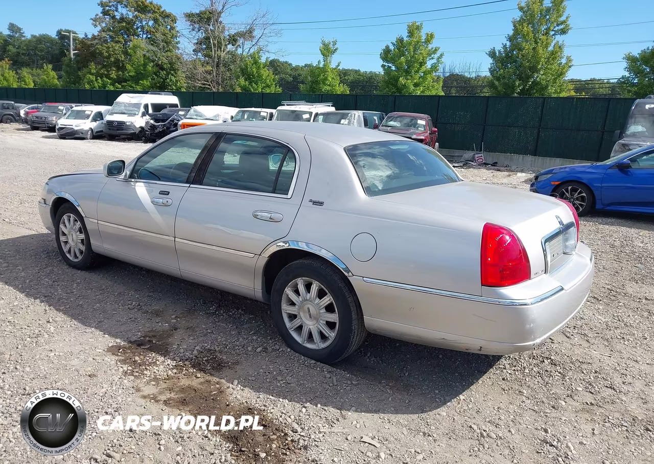 2010 Lincoln Town Car Signature Limited VIN:2LNBL8CVXAX751076 - 3