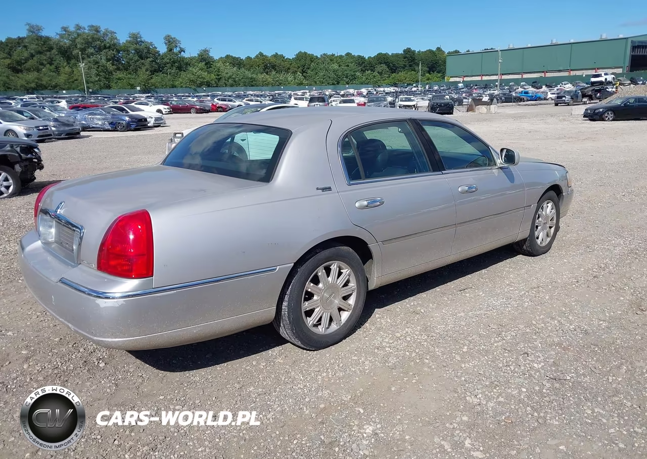 2010 Lincoln Town Car Signature Limited VIN:2LNBL8CVXAX751076 - 4