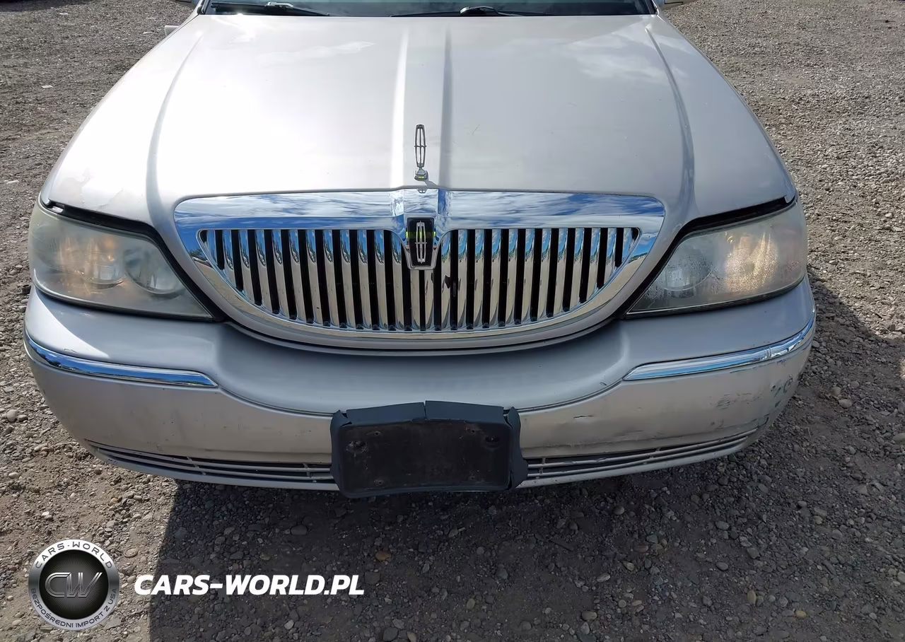 2010 Lincoln Town Car Signature Limited VIN:2LNBL8CVXAX751076 - 6