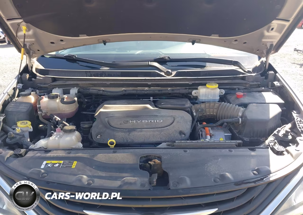 2018 Chrysler Pacifica Hybrid Touring Plus VIN:2C4RC1H77JR158297 - 10