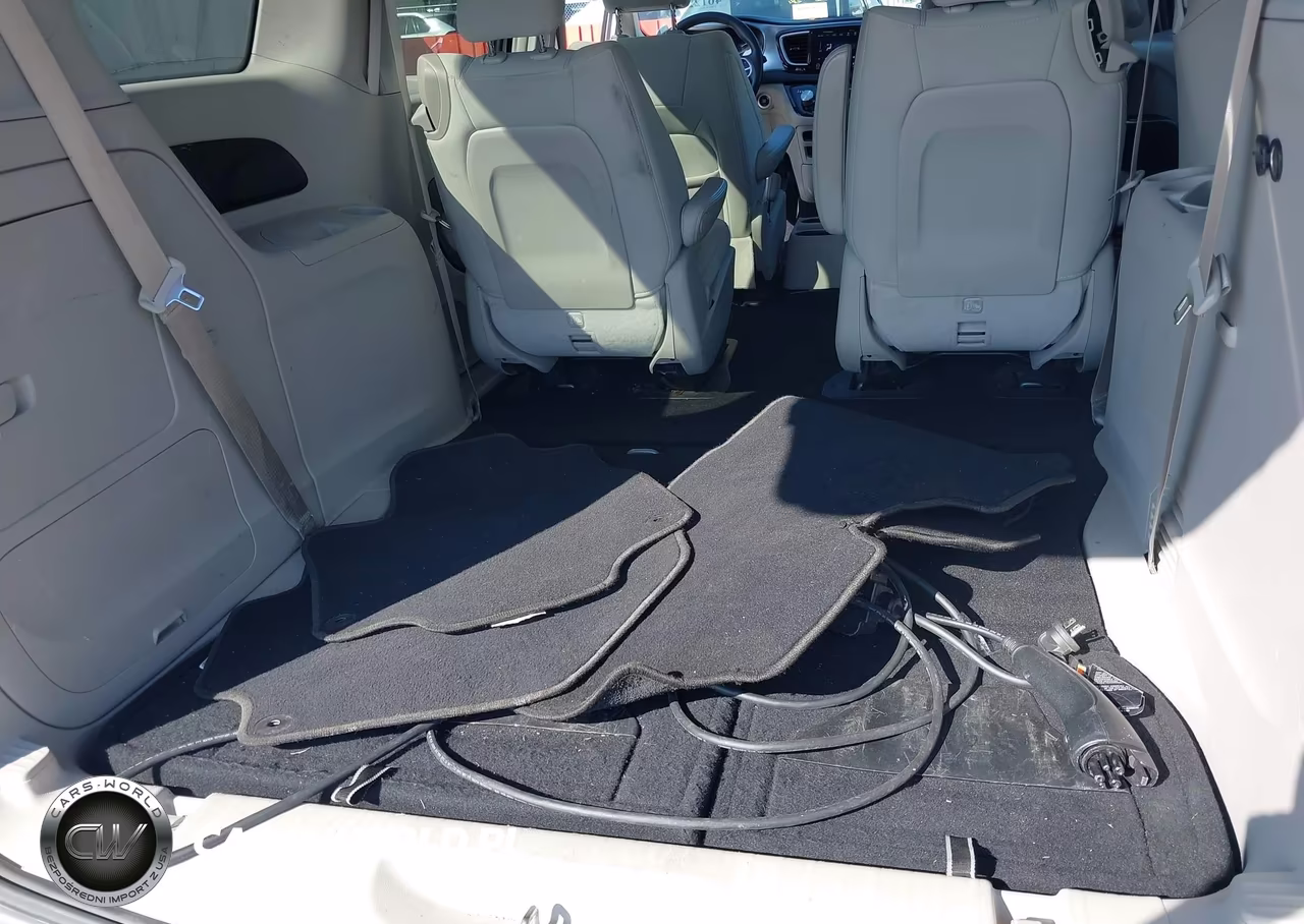 2018 Chrysler Pacifica Hybrid Touring Plus VIN:2C4RC1H77JR158297 - 12