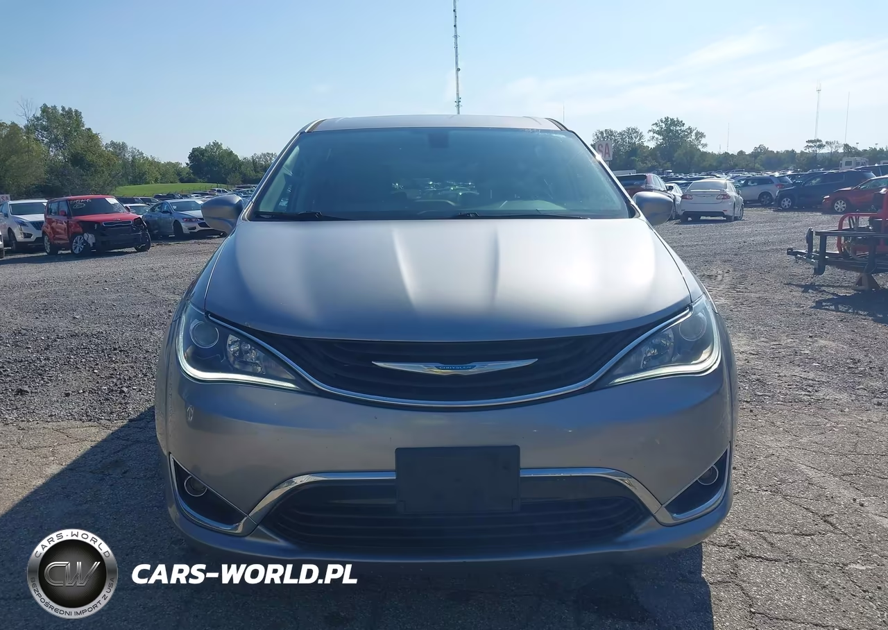 2018 Chrysler Pacifica Hybrid Touring Plus VIN:2C4RC1H77JR158297 - 15