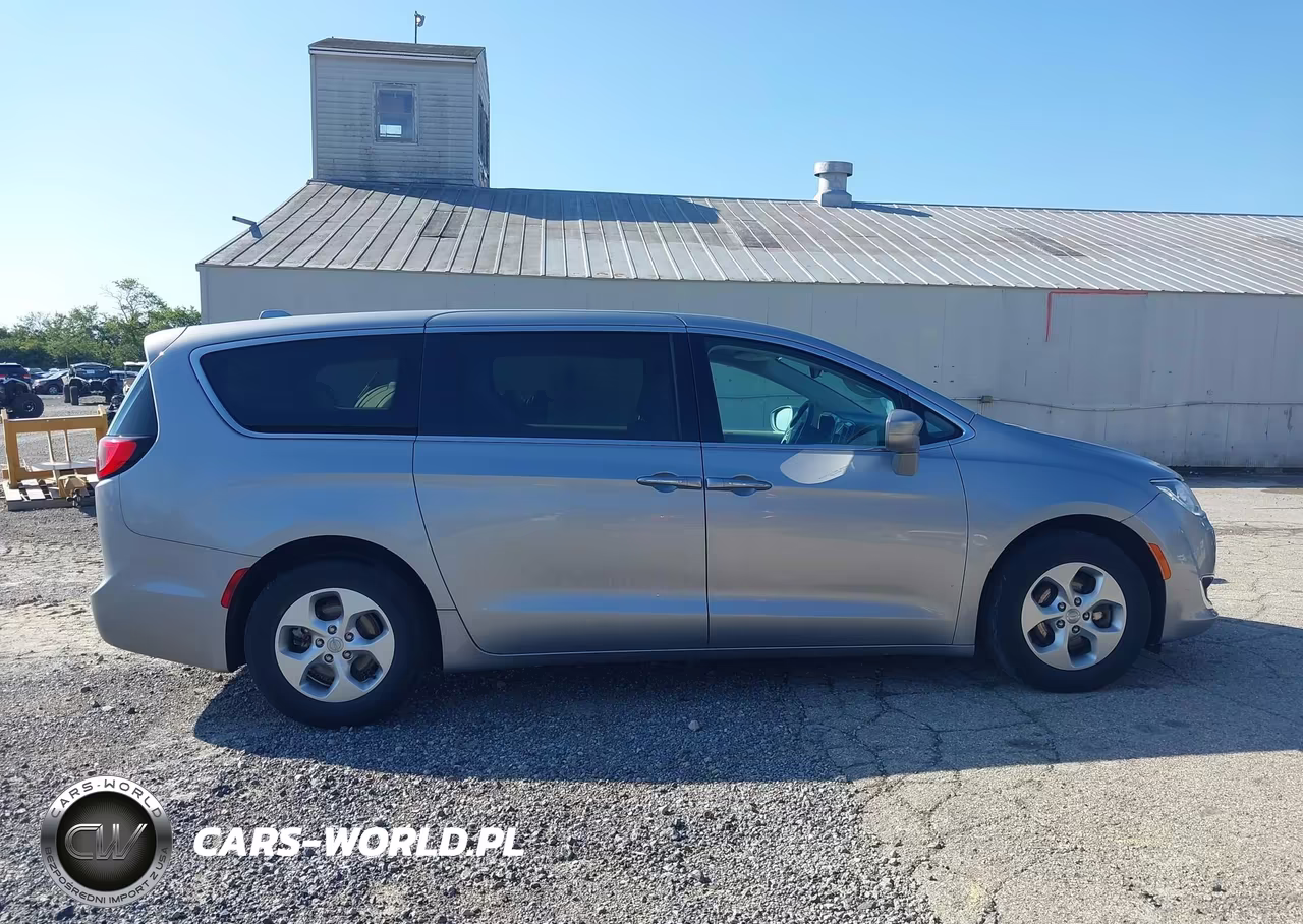 2018 Chrysler Pacifica Hybrid Touring Plus VIN:2C4RC1H77JR158297 - 16