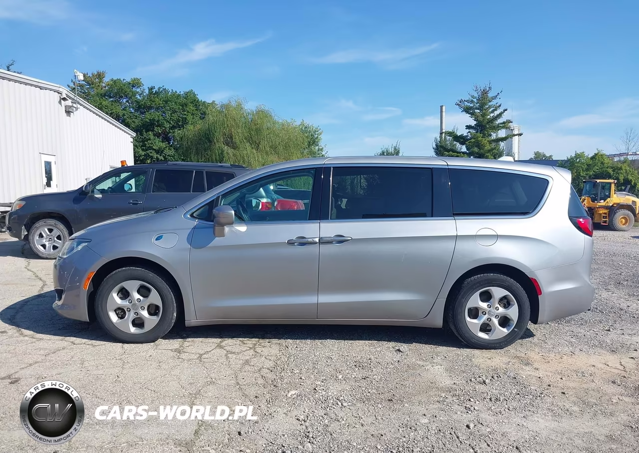 2018 Chrysler Pacifica Hybrid Touring Plus VIN:2C4RC1H77JR158297 - 17