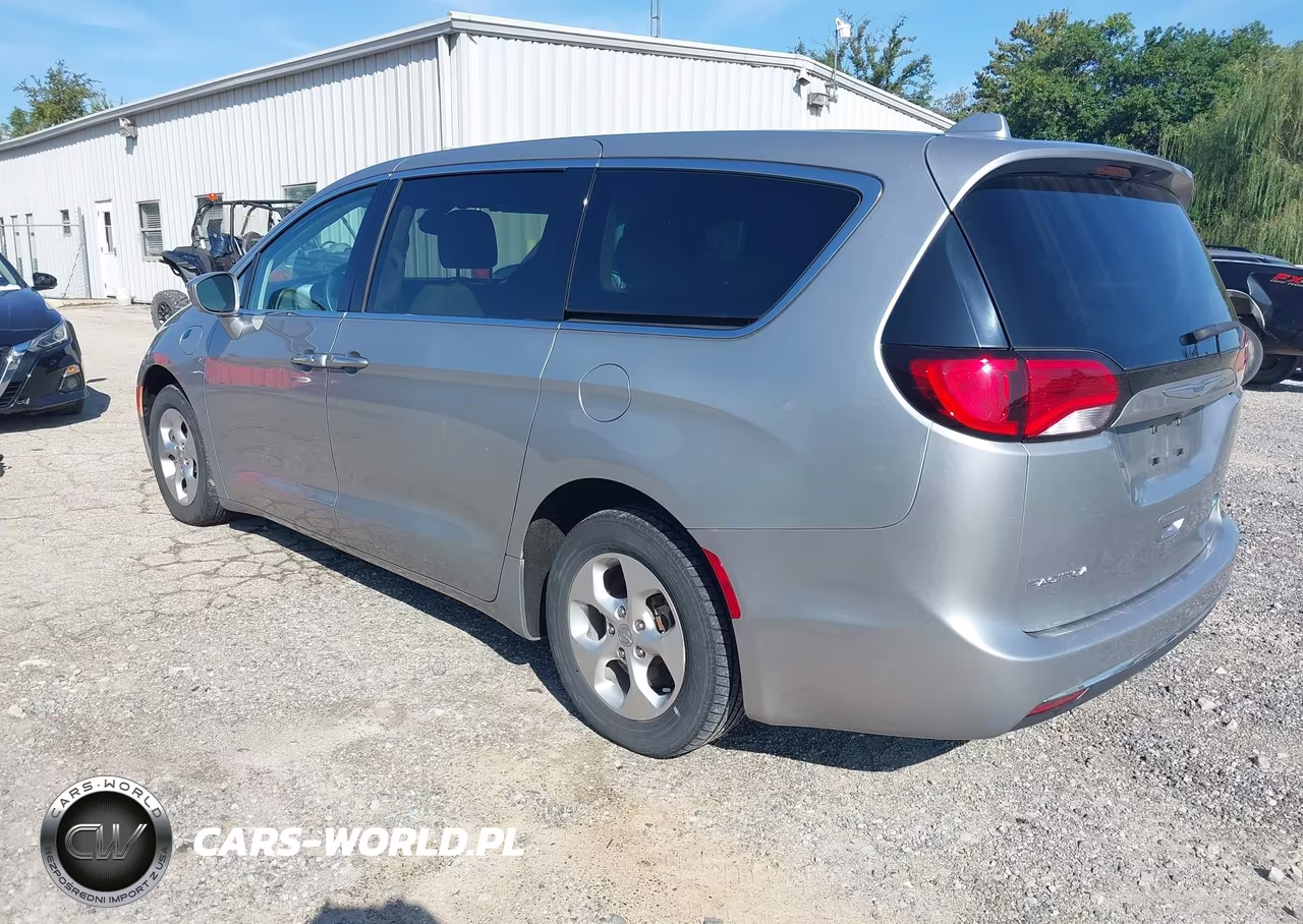 2018 Chrysler Pacifica Hybrid Touring Plus VIN:2C4RC1H77JR158297 - 3