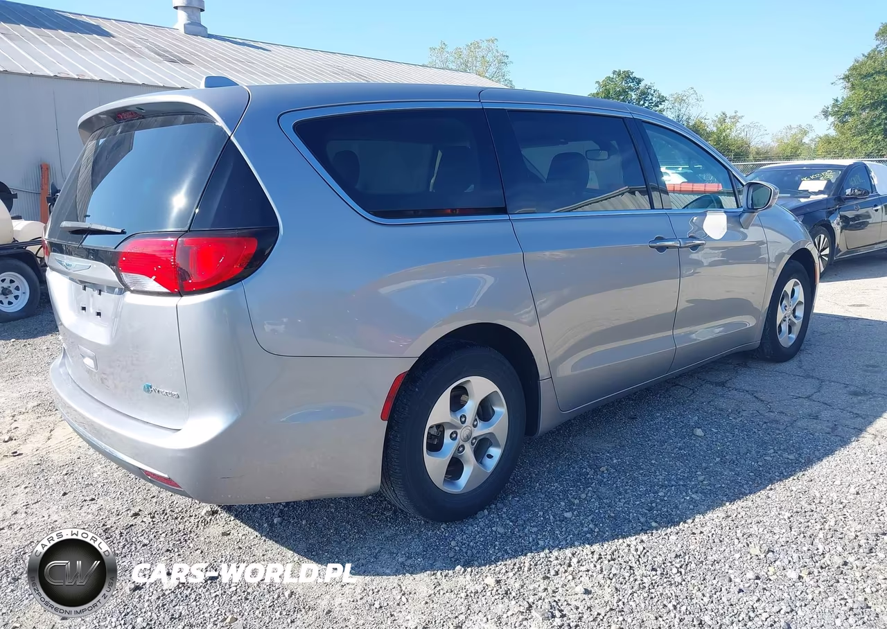 2018 Chrysler Pacifica Hybrid Touring Plus VIN:2C4RC1H77JR158297 - 4